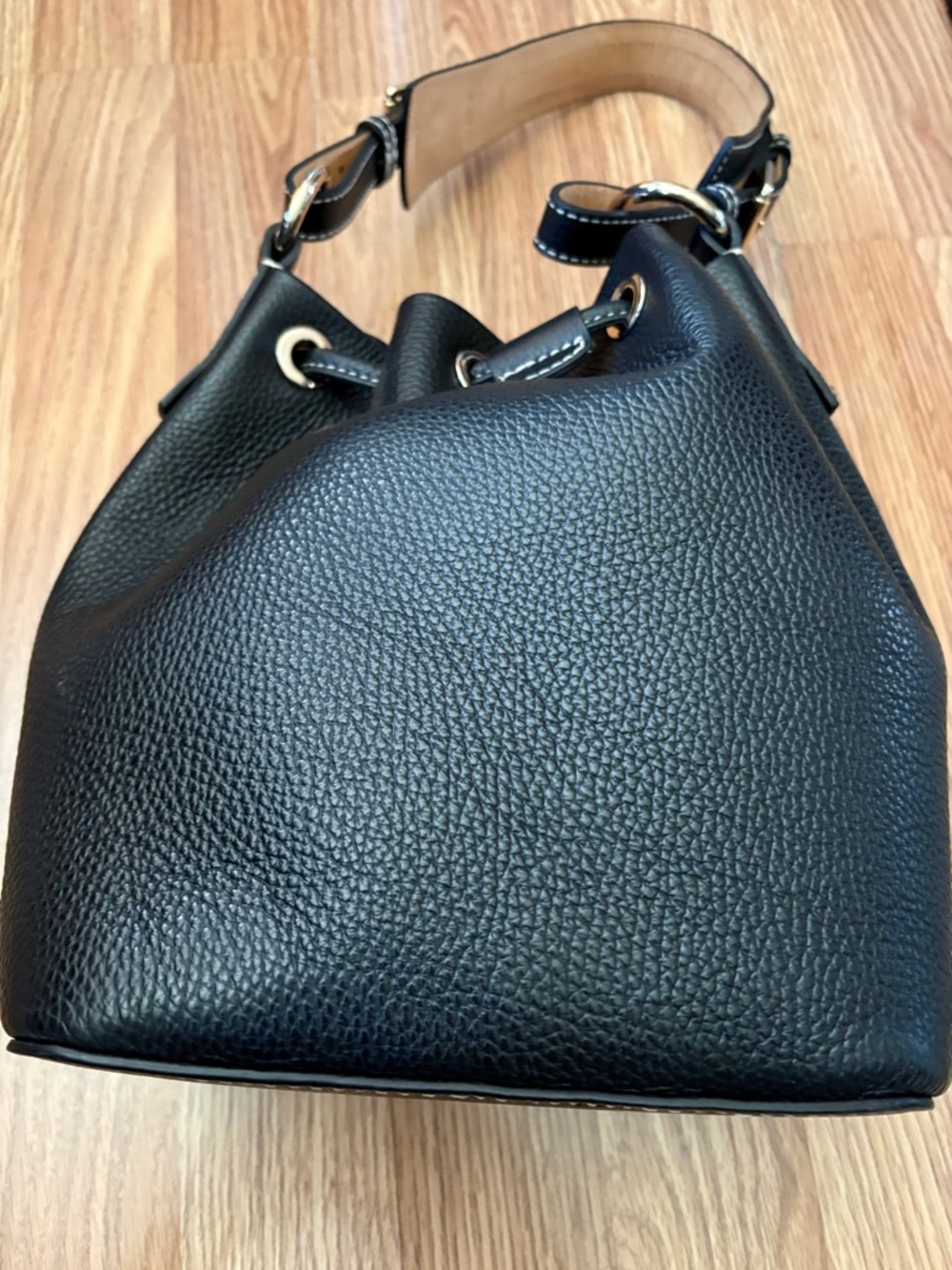 DOONEY & BOURKE LUCCA BLACK LEATHER DRAWSTRING SHOULDER BUCKET BAG - Picture 4 of 13